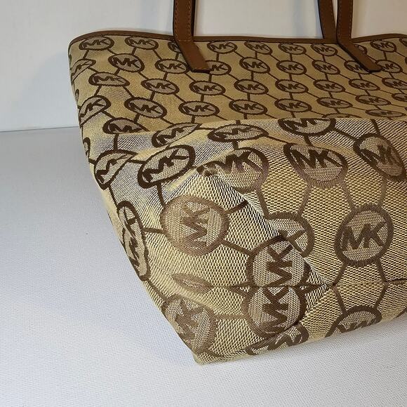❌️Sold❌️ Michael Kors Montauk Signature Tote Bag - Picture 12 of 15